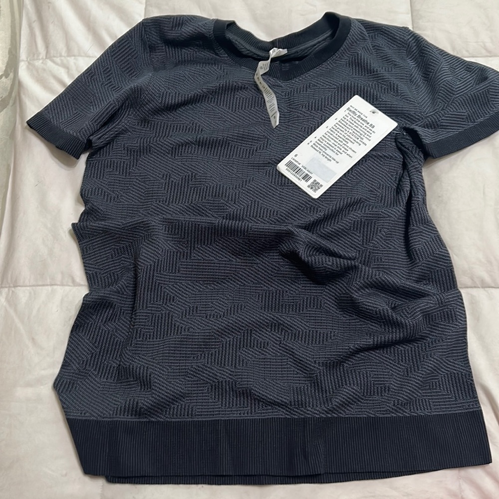 Brand new with tags lululemon swift breathe size 6 short sleeve shirt